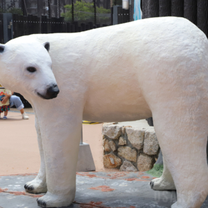 ホッキョクグマモニュメントを披露