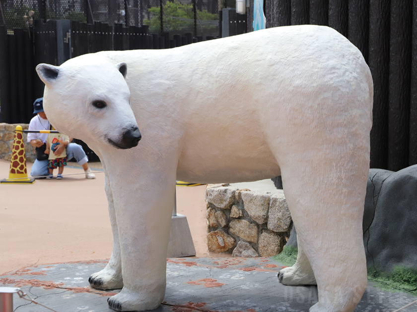 ホッキョクグマモニュメントを披露