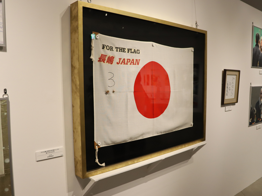アテネ五輪で野球日本代表のベンチに掲げられた日の丸