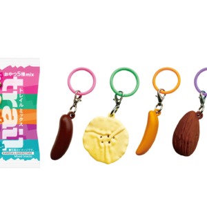 「亀田の柿の種 トレイルミックス」試食品と「ミニチュアチャーム」