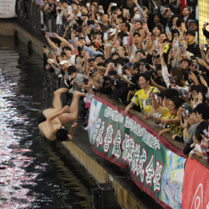 阪神タイガース優勝で道頓堀ダイブ