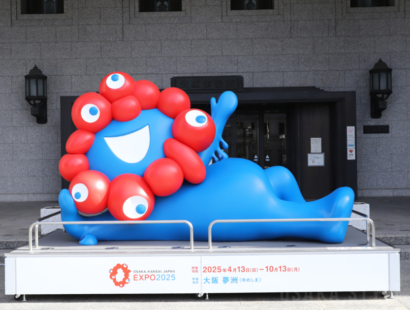 ミャクミャクモニュメント「ねそべり」が大阪市役所に帰ってくる