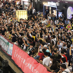 道頓堀に阪神タイガースのファン集まる
