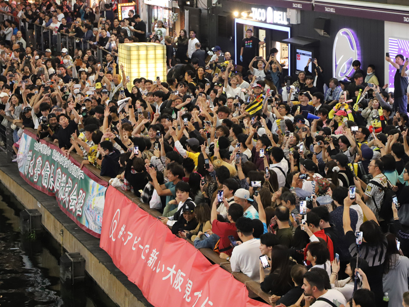 道頓堀に阪神タイガースのファン集まる