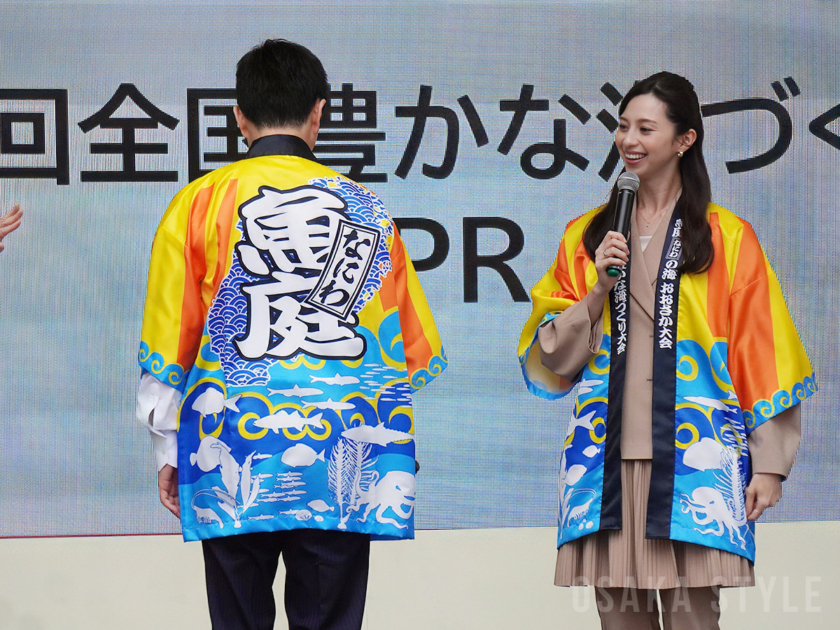 吉村洋文知事と中条あやみさんは法被姿で登場