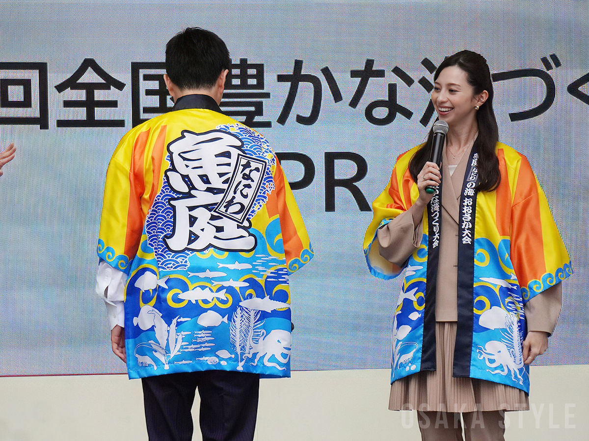 吉村洋文知事と中条あやみさんは法被姿で登場
